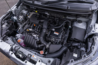 「e-SMART HYBRID」において発電を行う最高出力82PS、最大トルク105N・mの1.2リッター直3自然吸気エンジン「WA-VEX」をフロントに搭載。今回のマイナーチェンジで、非ハイブリッドモデルにも基本設計を共用した「WA-VE」エンジンが新たに採用されている。