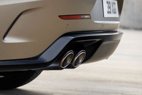 リアの4本出しエキゾーストパイプも外観上の特徴のひとつ。カーボンファイバーフィニッシャーでドレスアップされている。