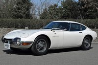 1967年に発売された「トヨタ2000GT」。バックボーンフレームのボディーに前後ダブルウイッシュボーンのサスペンションを組み合わせ、6気筒のDOHCエンジンを搭載した高性能スポーツカーだった。