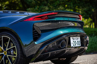 LEDを用いた特徴的なデザインのリアコンビランプや、アルミ製のバスタブ型モノコックに樹脂ボディーをかぶせるという基本構造はV6搭載の「エミーラV6」に共通する。グロスブラックのリアディフューザーは、有償オプションの「フルブラックパック」に含まれるアイテム。