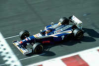 1997年のフランスGPにて、ゴールラインを切るジャック・ビルヌーブの「FW19」。同年はウィリアムズとウィリアムズのドライバーがタイトルを獲得した、最後のシーズンとなった。