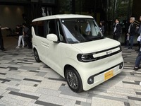 駆動用バッテリーの容量は「200」が22.4kWhで「300プラス」と「300プレミアム」が35.84kWh。WLTCモードの一充電走行距離は210km、または320kmとされている。