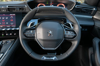 今日におけるプジョー車の特徴のひとつである、小径の異形ステアリングホイール。「508」シリーズでは手動変速用のシフトパドルが標準装備となる。