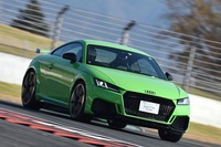 直5モデルの中でもひときわクルマとの一体感が濃かった「TT RSクーペ」。タイトなコックピットのつくりといい、やっぱりスポーツカーはこうでないと!