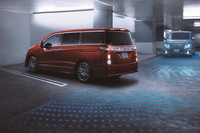 今回のマイナーチェンジでは、「RCTA(後退時車両検知警報)」などの予防安全装置が標準装備となった。