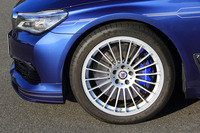 20スポークデザインのアルピナ・クラシック鍛造ホイールを装着。タイヤサイズは前が255/40ZR20で、後ろが295/35ZR20。