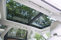 チルトアップ機構付きの電動パノラマガラスサンルーフは、「D4インスクリプション」では20万6000円のオプション扱い。