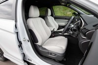 オプションのレザーシートは「ブラック」に加えて新たに「ライトグレー」(写真)が選べるようになった。さらに、上位グレード向けの標準装備としてスエード調素材と合皮のコンビシートも設定された。