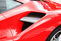 ボディー側面のエアインテークはフラップで上下2段に分割されている。上段はエンジンの吸気用、下段はターボのインタークーラーの冷却用。