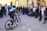 カザフスタンのチーム「アスタナ・プレミアテック」で戦うハロルド・チャーダ選手がシエナのチッタ通りを行く。