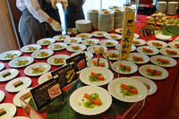 会場では、フォーカスシェフの手による料理が振る舞われた。写真は東京・白金のシエル・エ・ソル 音羽 創シェフのブース。