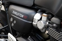 往年のキャブレターを思わせる、凝ったデザインのインジェクション。エアクリーナーカバーは金属製のメッシュで飾られる。