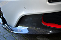 「S」にはエアロダイナミックパッケージが装着されており、従来型と見分けるのが容易だ。写真はフロントスプリッター。