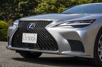 フロント中央以外に、バンパー四隅にミリ波レーダーを装備。トヨタの従来の「プリクラッシュセーフティー」よりも高度かつ適切な運転支援が可能となっている。