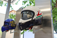 アエロナウティカ・ミリターレは、イタリア空軍をイメージした二輪用フルフェイスヘルメットを専門メーカーと共同で限定販売。ピニンファリーナがカラーリングを担当して話題となった師団のアクロバット機をイメージしている。