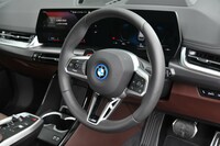 ステアリングのパドルはBOOST機能のトリガーとなる1つのみが備わる。10秒間だけ通常よりもパワフルな走りができるが、当然ながら使うと駆動用バッテリー残量が減る。