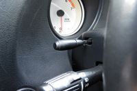 ステアリングコラムのロック解除レバー。これを手前に引きながらコラムを調整し、ポジションが決まったらレバーを戻してステアリングを固定する仕組み。