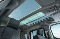 パノラミックガラスルーフとルーフストレージ、天井収納ボックスを装備する。
