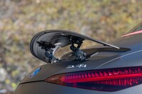 トランクリッドには三日月形のリアスポイラーが格納されている。