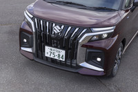 どことなく他社の国産ミニバンと似ている感はあるが、フロントマスクの押し出しが強くなったのは間違いない。グリル上部のルーバーにだけメッキが施されているのは節約ではなくデザインのためとのこと。