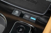 「e-Pedal」のスイッチはシフトセレクター前方にレイアウト。いわゆるワンペダルドライブ機能だが、完全停止はしないばかりか、最初に「ノートe-POWER」で採用されたころよりも全体にマイルドな操作感になった。