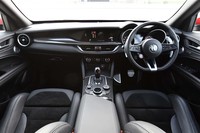 インテリアのデザインは、先行してデビューした4ドアセダン「ジュリア」に準じたもの。中央には8.8インチのセンターディスプレイが配される。