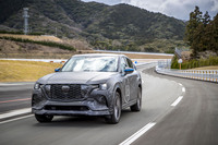 「CX-60 e-SKYACTIV Dプロトタイプ」の走行シーン。サスペンションはフロントがダブルウイッシュボーン式、リアがマルチリンク式で、これは「e-SKYACTIV PHEV」も同様だ。コーナリング時に、リア内輪に微弱な制動をかけロールをコントロールする「KPC」も採用されている。