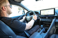 ドライバーはコックピットに囲まれているようで、空間的なゆとりは感じられない。インストゥルメントクラスターでのフルマップビューは残念ながら不可能だが、少なくとも最上級の「ラウンジ」ラインにはヘッドアップディスプレイが用意される。