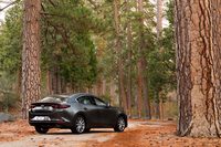 従来モデルと同じく、新型「マツダ3」にも5ドアハッチバックと4ドアセダンの両モデルがラインナップされる。