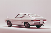 カタログや広告では「ニューシルビア」と称していた2代目「シルビア」。後ろから眺めると、流れるような独特のスタイリングがより強調される。ボディーに対してトレッドが狭いことがお分かりいただけるだろう。