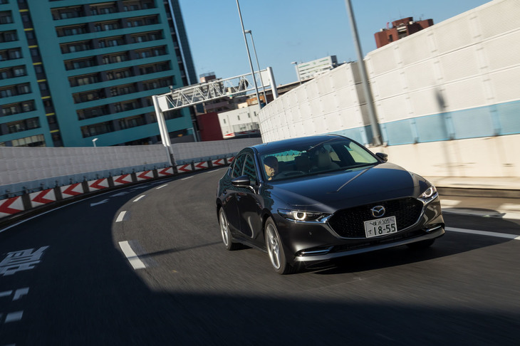 「スカイアクティブX」搭載車は、シリンダープレッシャーセンサーによる燃焼フィードバック制御の精度向上により、加速応答性の改善が図られた。
