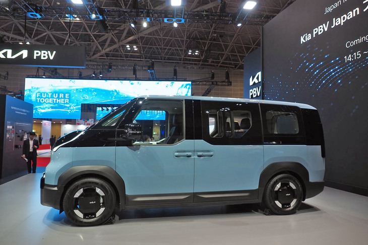 ウィンドウが縦に大きい特徴的な「PV5パッセンジャー」のサイドビュー。スライドドアの左右幅は775mmと発表されている。