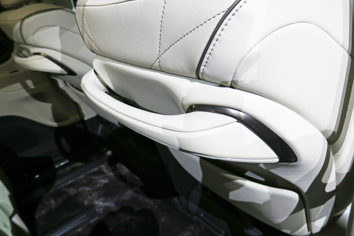 トヨタ・アルファード エグゼクティブラウンジ(前席背面の手すり)