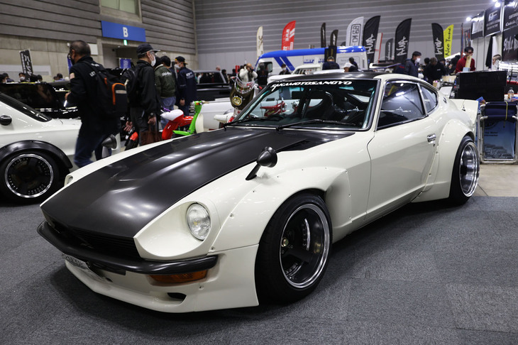 尾林ファクトリーのブースに並べられていたS30の「Z」は、今風のオーバーフェンダー/エアロパーツを装着。でもフェンダーミラーを残しているところがイーネッ!