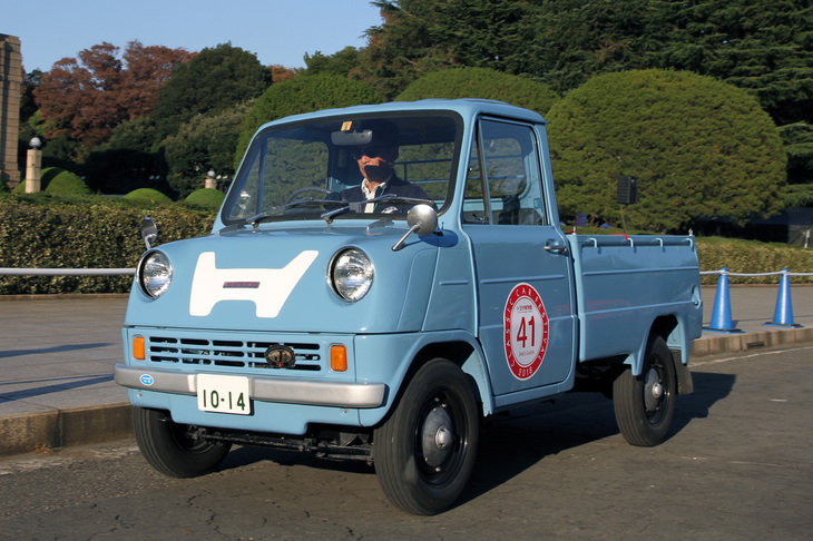 「頼れる相棒」というテーマに沿って、商用車やSUVも走行披露した。1965年「ホンダT360」はホンダ初の市販四輪車にして日本初のDOHCエンジン搭載車。