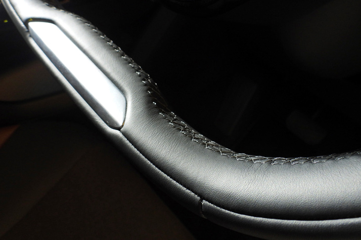 スズキeビターラZ(ステアリングホイールのステッチ)