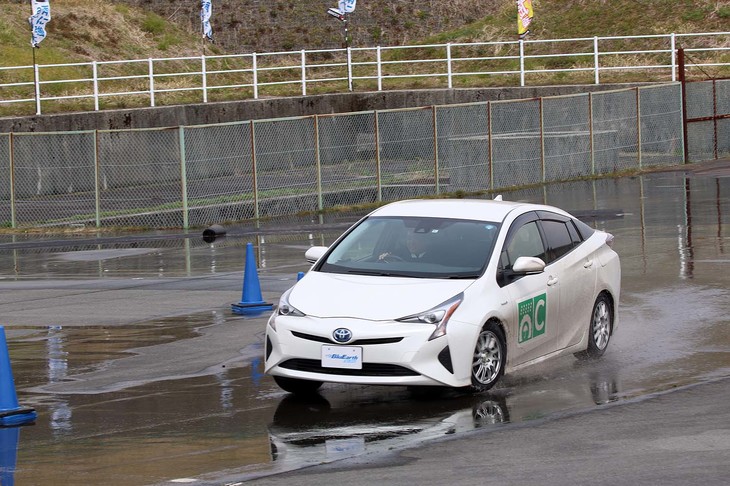 ぬれた路面を「トヨタ・プリウス」で駆け抜ける、横浜ゴムのウエット試乗会の様子。最新タイヤのウエットグリップ性能を体感するもので、性能の異なるタイヤによる比較も行われた。