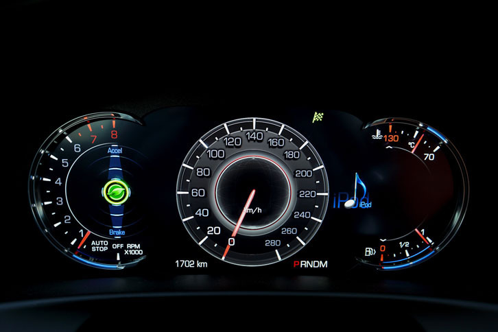 「CT6」の計器盤は、全面が液晶表示になっている。中央は速度計で、左右のメーターの中心部分には、インフォテインメントシステムや運転支援システムなどの情報が表示される。