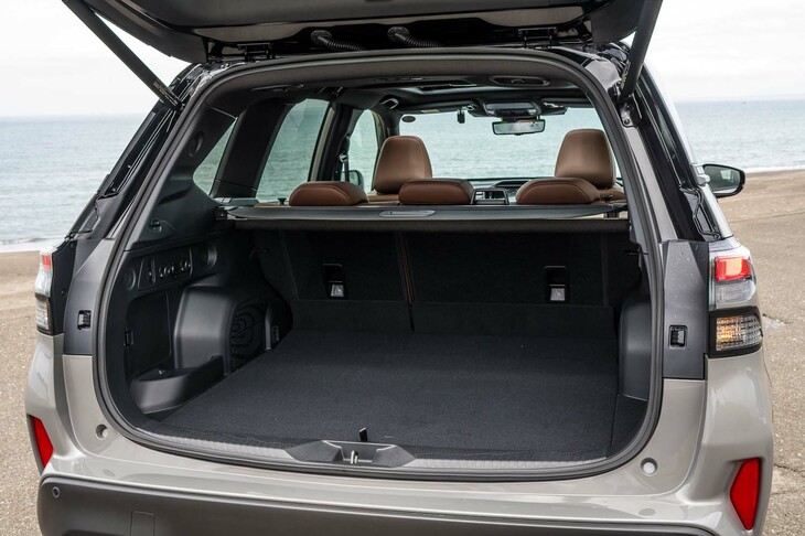 「S:HEV」モデルの荷室容量は484リッターと、ターボ車の512リッターよりやや小さめ。バッテリーの搭載にともなう床下収納の減少に加え、床上の広さもターボ車より減じている。(数値はいずれもVDA計測値)