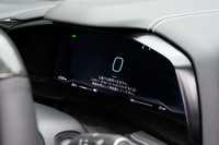 「シャトル」モードは車速26km/h以下でのEV走行モード。アクセルを踏み込んでもそれ以上はスピードが上がらず、バッテリーが尽きると(エンジンは始動せず)車両は停止する。