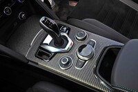 シフトセレクターやインフォテインメントシステムのコントローラー、「ALFA DNAドライブモードシステム」のセレクターなどが配されたセンターコンソール。今回の改良により、「クアドリフォリオ」専用となるカーボンファイバー3D仕上げのインテリアパネルが新たに採用された。