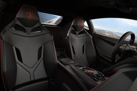 18Wayの電動調節機構やヒーター、ベンチレーションを備えるコンフォートシートのほか、サーキット走行に適したカーボンファイバー製ダブルシェルスポーツシート(写真)も選べる。