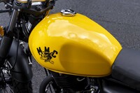 往年のダートバイクのイメージを投影したという「ベニーズリミテッド」。特に目を引くのが、ユニークな犬のデカールが貼られた専用色「Benny Yellow Special」の燃料タンクだ。