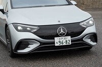 フロントマスク中央のエンブレムのまわりは1枚のパネルとなっており、小さなスリーポインテッドスターがちりばめられる。