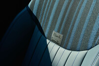 べスキンのナイトシェードブルー表皮で仕立てられるシートのショルダーとヘッドレスト部に、ニット素材のテキスタイルを使用している。