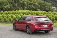 5ドアハッチバックの「508」から遅れること3カ月、2019年6月末に日本に上陸した新型「508SW」。テスト車はモデルラインナップの中で最も安価なグレード「アリュール」で、車両本体価格は442万円。