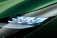 アストンマーティンが新型車「DB12」を発表 次世代スポーツカーの第1弾モデルの画像