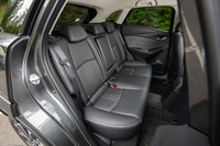 2:1の分割可倒式リアシート。中央部には、ドリンクホルダー(2本分)付きのセンターアームレストが備えられている。