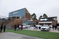 ボルボのパビリオンと、その脇に展示された5台の現行モデル。