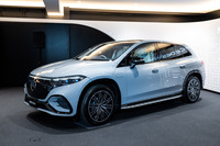 2023年5月に導入された「EQS SUV」は、EV専用のプラットフォーム「EVA2」を用いた3列シート7人乗りのフルサイズ電動SUV。ボディーサイズは全長×全幅×全高=5130×2035×1725mm、ホイールベースは「EQS」と同じ3210mmとなる。最高出力360PSの「EQS450 4MATIC SUV」は593km、同544PSの「EQS580 4MATIC SUVスポーツ」は589kmの一充電走行距離(WLTCモード)を誇る。